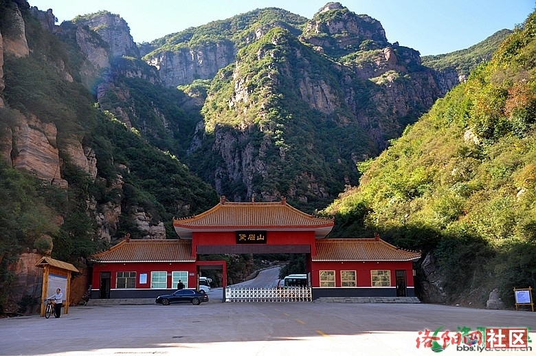 黛眉山景区位于新安县西北部的石井镇境内,是王屋山-黛眉山世界地质