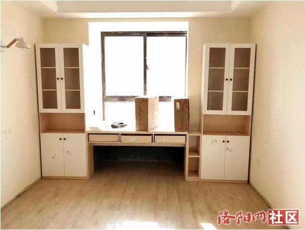 把飘窗打造成一个收纳柜,在底部和两边墙上打上柜子,可以用来存放