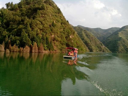   洛河小三峽十里畫廊竹筏漂流,位於洛寧故縣水庫(西子湖景區)